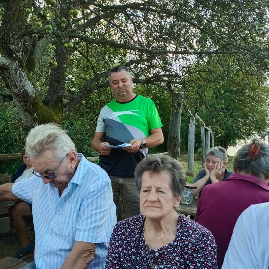 Bild enthält, Photography, Portrait, Grass, Park, Vegetation, Tree, Grove, Woodland, Glasses, Blouse