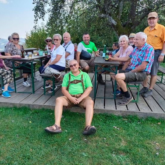 Bild enthält, Grass, People, Person, Nature, Outdoors, Scenery, Table, Adult, Male, Man