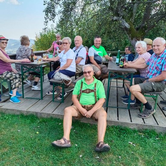 Bild enthält, Grass, Nature, Outdoors, Park, People, Portrait, Sitting, Backyard, Scenery, Summer