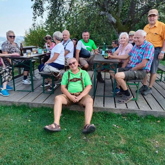 Bild enthält, Grass, Park, Table, Adult, Female, Person, Woman, People, Dining Table, Scenery