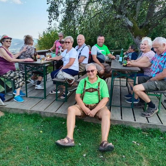 Bild enthält, Grass, Nature, Outdoors, Park, Table, Scenery, People, Vegetation, Dining Table, Tree