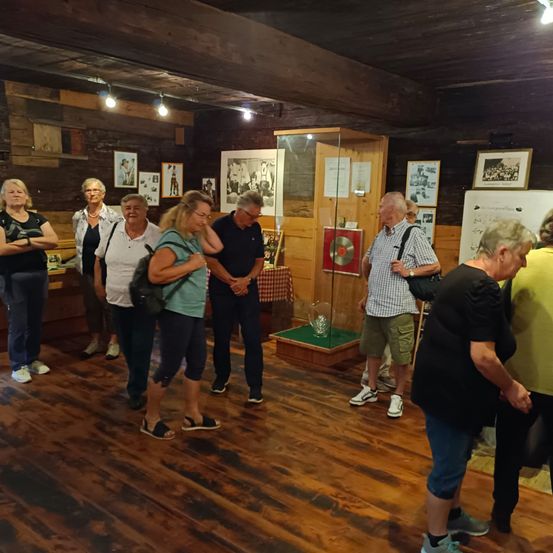 Bild enthält, Wood, Pants, Floor, Adult, Female, Person, Woman, Hardwood, Flooring, Indoors