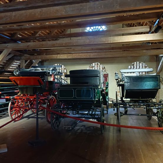 Bild enthält, Architecture, Building, Indoors, Museum, Factory, Machine, Wheel, Spoke, Manufacturing