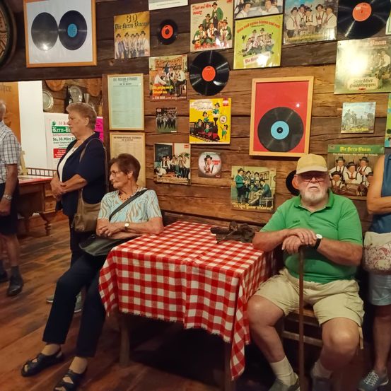 Bild enthält, Dining Room, Dining Table, Indoors, Table, Person, Portrait, Adult, Male, Man, Wristwatch