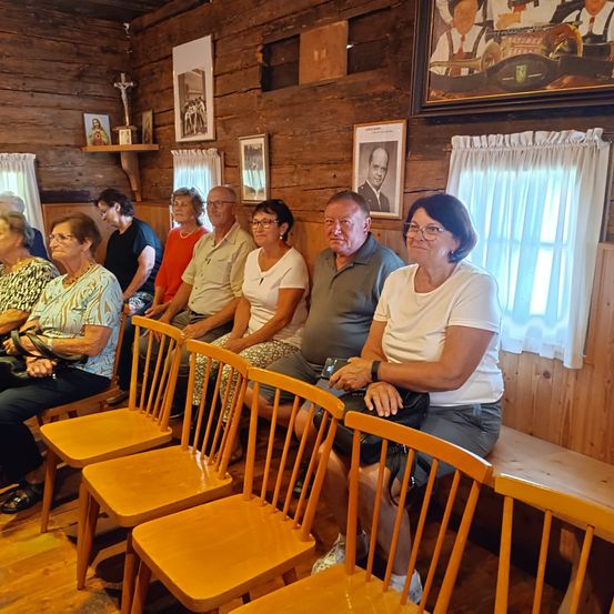 Bild enthält, Wood, Plywood, Hardwood, Interior Design, People, Person, Couch, Adult, Female, Woman