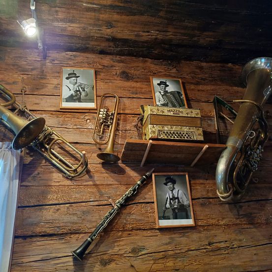 Bild enthält, Indoors, Interior Design, Wood, Hardwood, Baton, Musical Instrument, Brass Section, Horn, Person, Hat