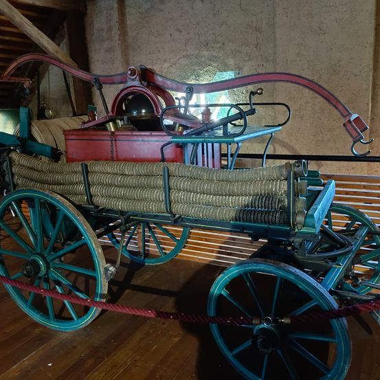 Bild enthält, Machine, Spoke, Wheel, Carriage, Transportation, Vehicle, Indoors, Wagon, Building, Museum