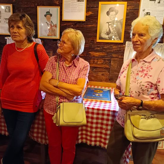 Bild enthält, Handbag, People, Person, Adult, Female, Woman, Face, Portrait, Necklace, Indoors