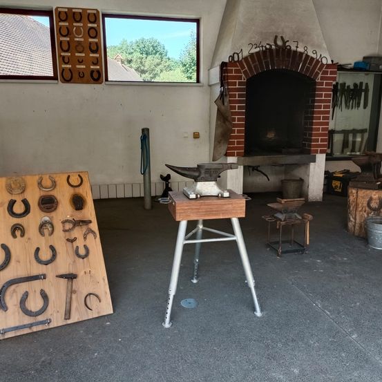 Bild enthält, Fireplace, Indoors, Number, Symbol, Text, Floor, Architecture, Building, Factory, Manufacturing