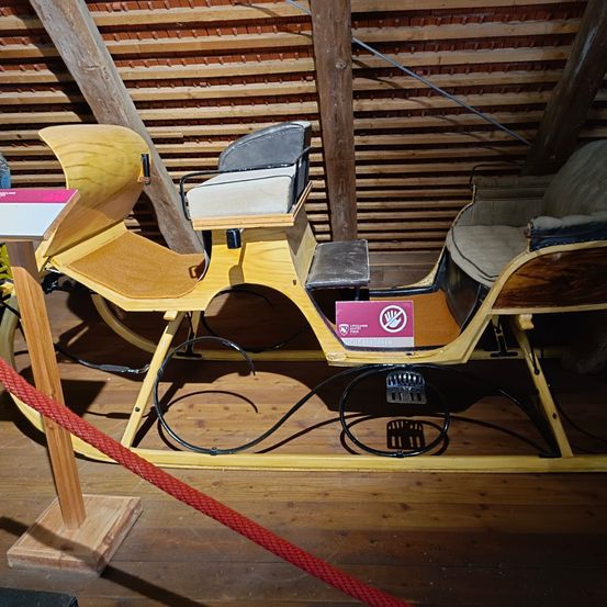 Bild enthält, Wood, Plywood, Indoors, Interior Design, Furniture, Hardwood, Chair