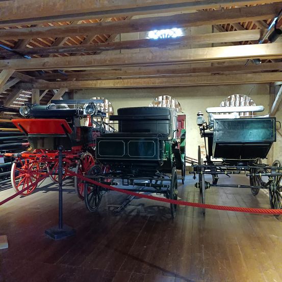 Bild enthält, Machine, Spoke, Wood, Wheel, Indoors, Building, Museum, Carriage, Transportation, Vehicle