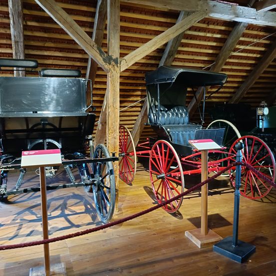 Bild enthält, Building, Indoors, Museum, Machine, Spoke, Wheel, Bench, Furniture, E-scooter, Vehicle