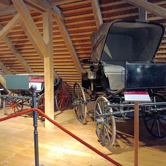Bild enthält, Machine, Spoke, Carriage, Transportation, Vehicle, Indoors, Wheel, Wood, Building, Housing