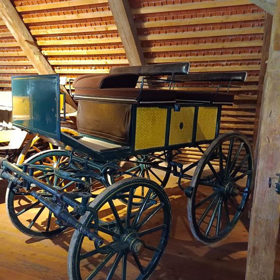Bild enthält, Machine, Spoke, Carriage, Transportation, Vehicle, Wheel, Wagon, Wood, Indoors