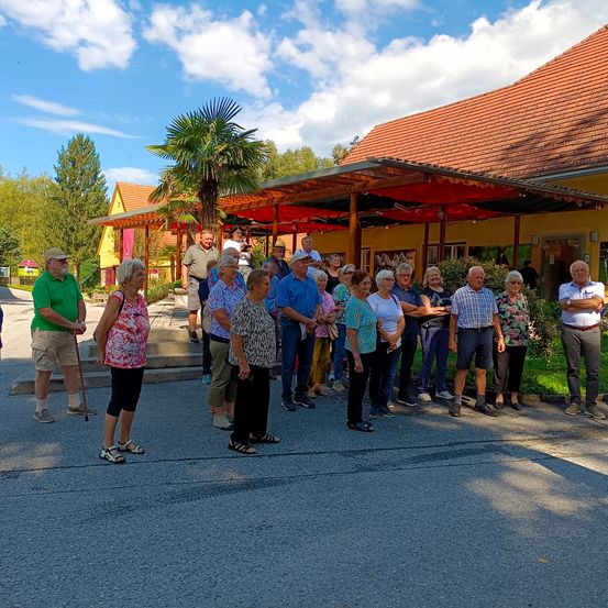Bild enthält, People, Person, Urban, Sandal, Handbag, Shoe, Shorts, Glasses, Outdoors, Horse