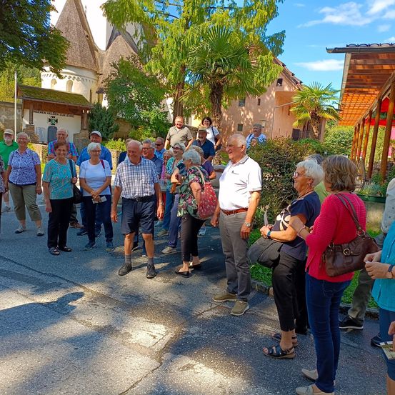 Bild enthält, People, Person, Adult, Female, Woman, Handbag, Urban, Wristwatch, Shoe, Glasses