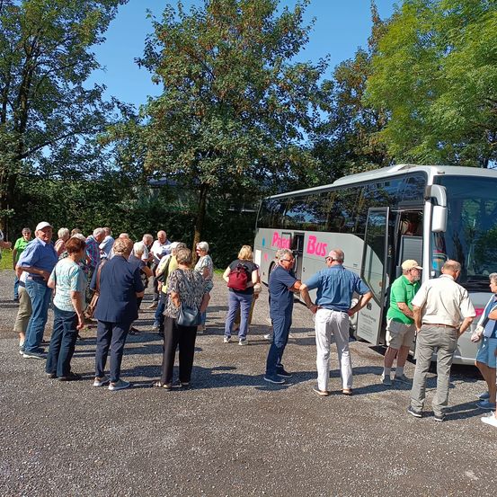 Bild enthält, People, Person, Adult, Male, Man, Shoe, Shorts, Boarding, Bus, Jeans
