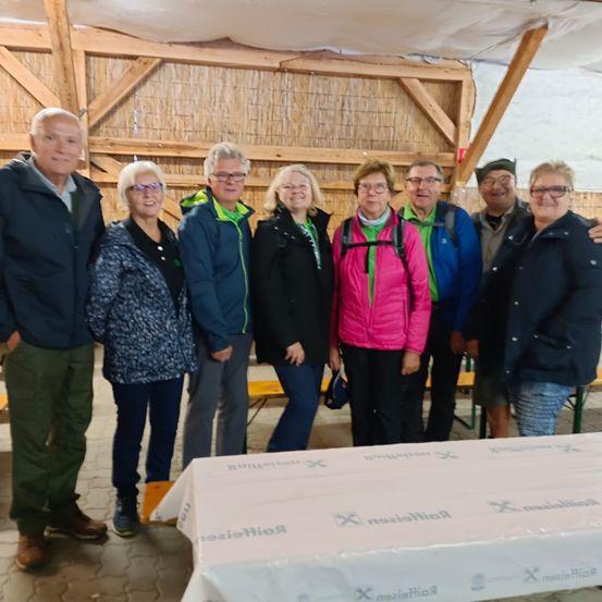 Bild enthält, Coat, Jacket, Blazer, Pants, Person, Portrait, Wood, Suit, Adult, Woman