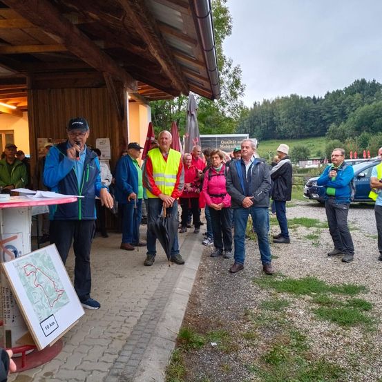 Bild enthält, Shelter, Person, Adult, Male, Man, Jeans, Pants, Car, Jacket, Shoe