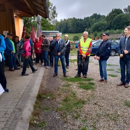 Bild enthält, Adult, Male, Man, Person, Clothing, Footwear, Shoe, Coat