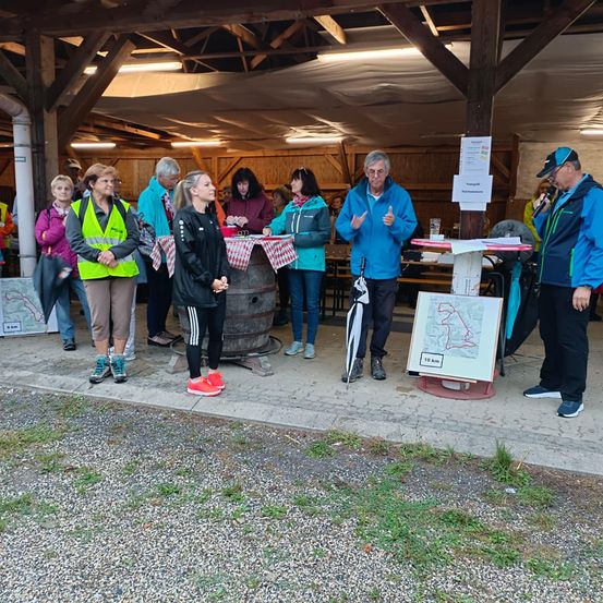 Bild enthält, People, Person, Shoe, Hat, Adult, Male, Man, Jeans, College, Groupshot