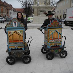 Bild enthält, Adult, Female, Person, Woman, Wheel, Neighborhood, Wagon, Carriage, Male, Man