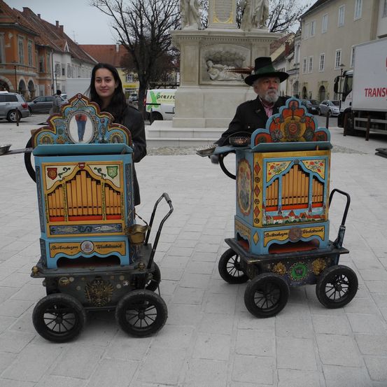 Bild enthält, Adult, Female, Person, Woman, Wheel, Neighborhood, Wagon, Carriage, Male, Man