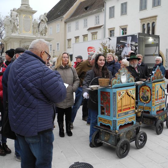 Bild enthält, Pants, Adult, Female, Person, Woman, Coat, Jacket, Male, Man, Jeans