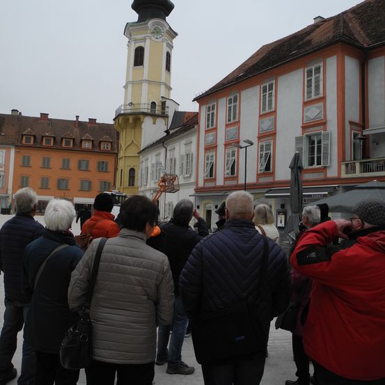 Bild enthält, Clock Tower, Coat, Adult, Male, Man, Person, Monastery, Shoe, Jacket, Jeans