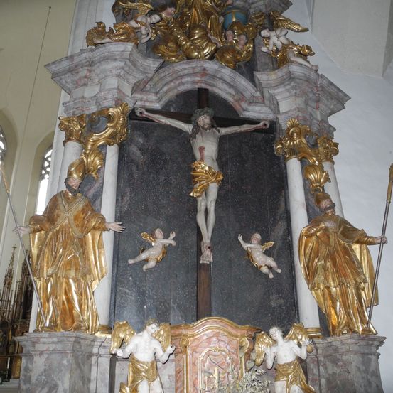 Bild enthält, Altar, Prayer, Cross, Adult, Male, Man, Person, Bride, Female, Woman