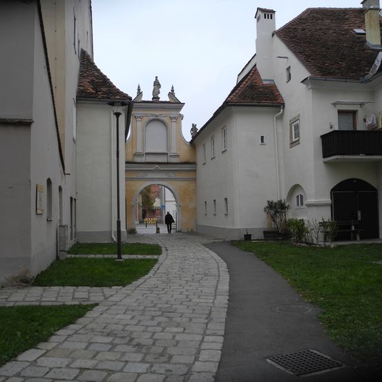 Bild enthält, Path, Walkway, Flagstone, Road, Cobblestone, City, Street, Building, Housing, Person