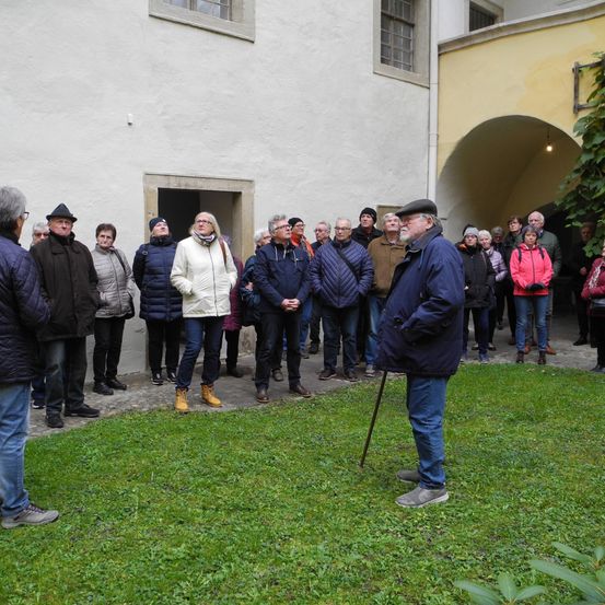 Bild enthält, Coat, Person, Walking, Adult, Male, Man, Jacket, Pants, Jeans, Shoe