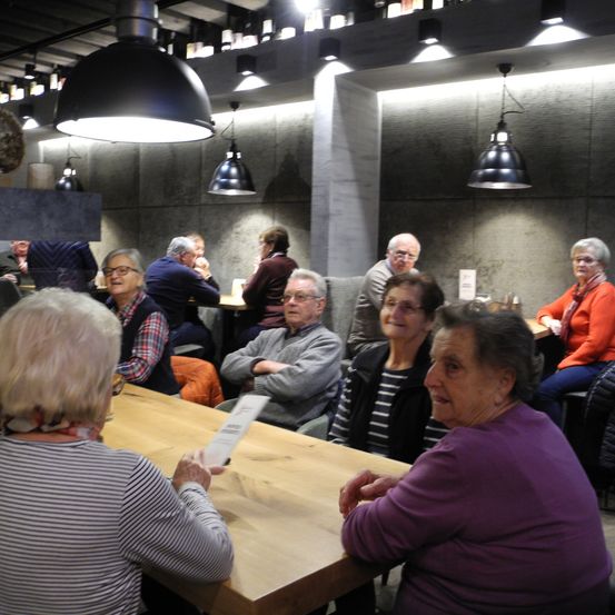 Bild enthält, Restaurant, Plywood, Wood, Food Court, Cafeteria, Lighting, Adult, Female, Person, Woman