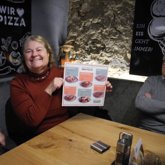 Bild enthält, Table, Restaurant, Dining Table, Plywood, Adult, Female, Person, Woman, Male, Man