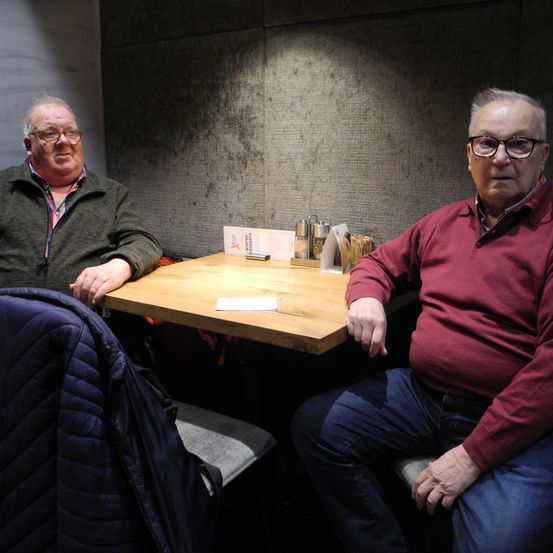 Bild enthält, Plywood, Wood, Couch, Person, Sitting, Adult, Male, Man, Table, Restaurant