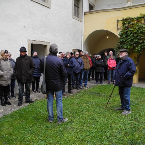 Bild enthält, Adult, Female, Person, Woman, Coat, Jacket, Male, Man, Jeans, Pants