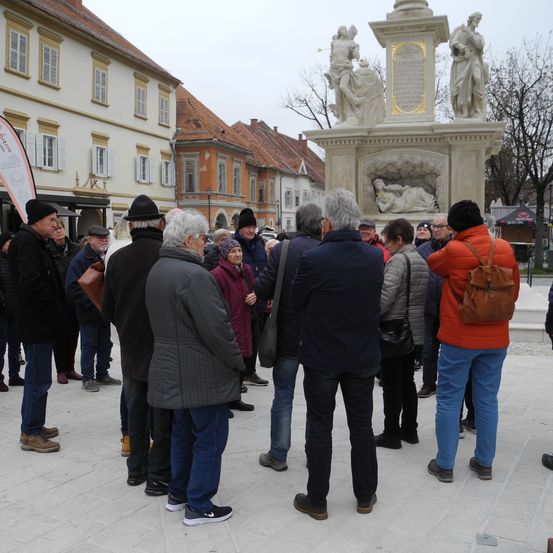 Bild enthält, Coat, Pants, Jeans, People, Person, Adult, Male, Man, Monastery, Jacket