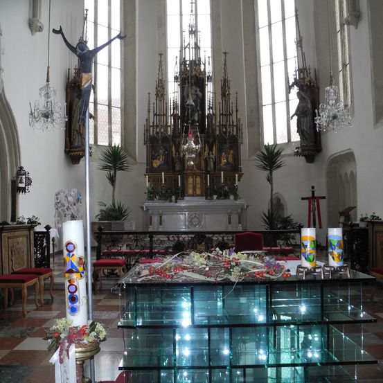 Bild enthält, Altar, Building, Church, Prayer, Floor, Flooring, Indoors, Person, Chair, Flower Arrangement