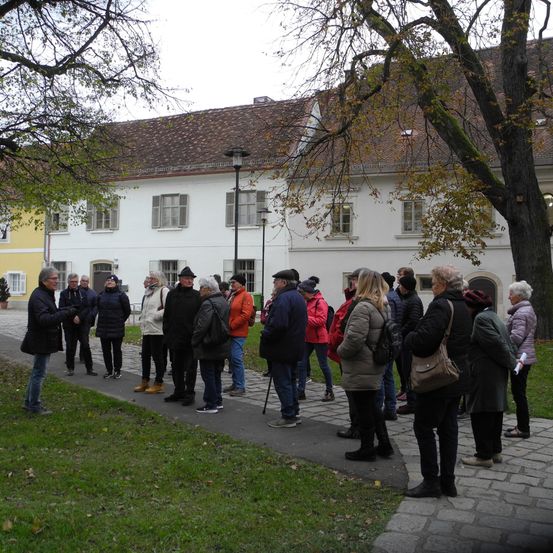 Bild enthält, Person, Walking, Path, Walkway, Coat, Adult, Male, Man, College, Jeans