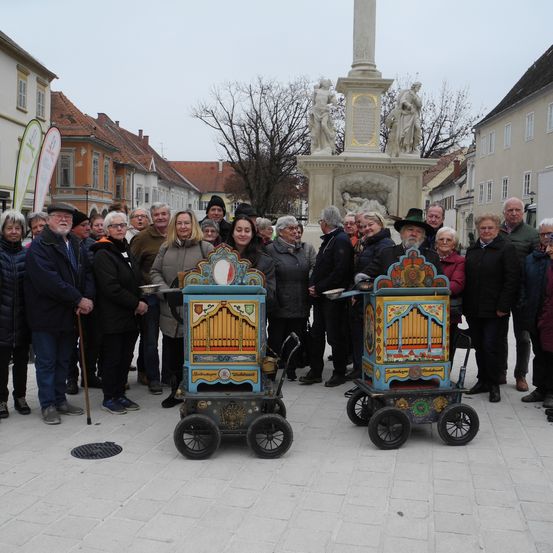 Bild enthält, Neighborhood, Walkway, Coat, People, Person, City, Street, Jacket, Pants, Monastery