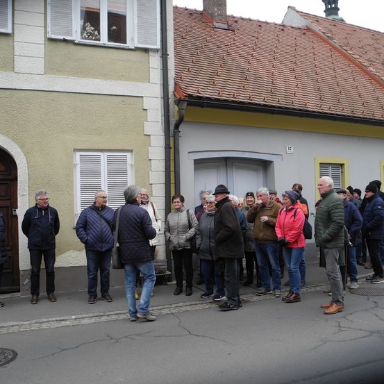 Bild enthält, Coat, Pants, Jacket, Jeans, Person, Walking, People, Shoe, Building, Housing