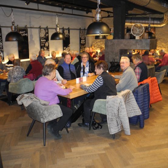 Bild enthält, Restaurant, Cafeteria, Wood, Plywood, Floor, Flooring, Cafe, Dining Table, Dining Room, Food Court