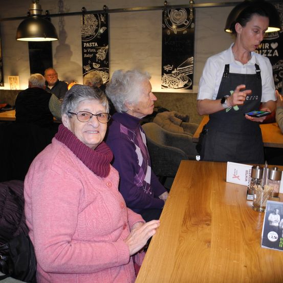 Bild enthält, Wood, Couch, Plywood, Restaurant, Pub, Table, Dining Table, Adult, Man, Person