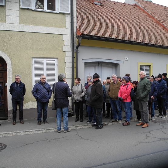 Bild enthält, Pants, Coat, Jacket, Jeans, Person, People, Building, Walking, Shoe, Roof