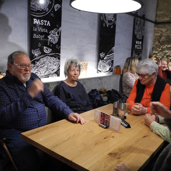 Bild enthält, Restaurant, Plywood, Wood, Cafe, Table, Dining Table, Adult, Male, Man, Person