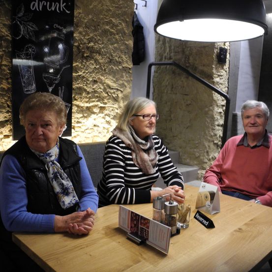 Bild enthält, Restaurant, Plywood, Wood, Cafe, Adult, Female, Person, Woman, Food Court, Table