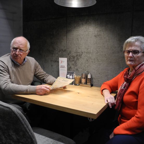 Bild enthält, Plywood, Wood, Table, Person, Sitting, Adult, Female, Woman, Male, Man