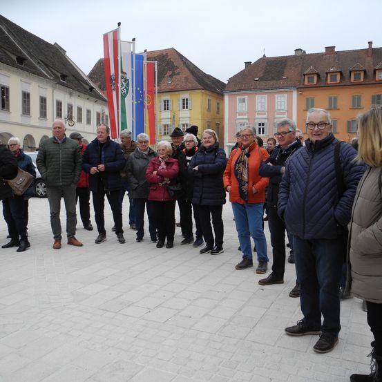 Bild enthält, Coat, Jacket, People, Person, Monastery, Adult, Female, Woman, Male, Man