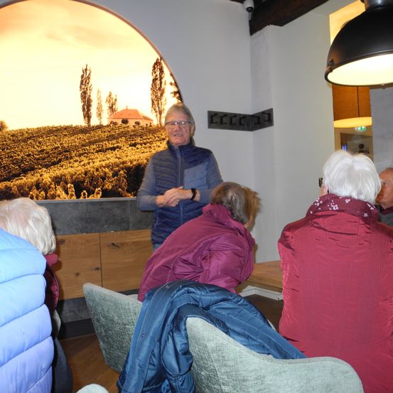 Bild enthält, Wood, Plywood, Couch, Lighting, Adult, Male, Man, Person, Female, Woman