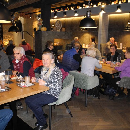 Bild enthält, Indoors, Restaurant, Cafeteria, Food Court, Dining Room, Dining Table, Cafe, Person, Wood, Man